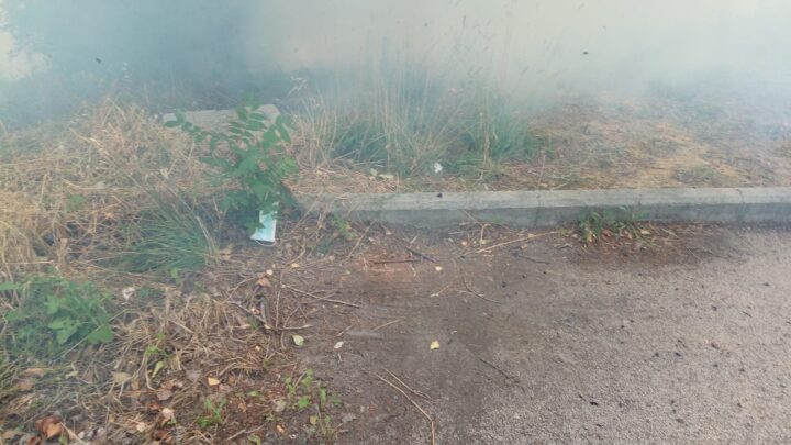 STERPAGLIE IN FIAMME VICINO ALL’OSPEDALE,  INTERVIENE LA POLIZIA LOCALE CHE SALVA UNA MACCHINA  UNA DENUNCIA PER INCENDIO COLPOSO