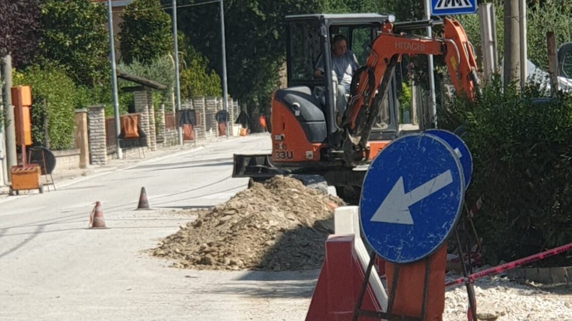 LAVORI A TORCHIAGINA: SI STANNO RIFACENDO I MARCIAPIEDI IN CORSO DI REALIZZAZIONE LA NUOVA SEDE DELLA PRO LOCO INTERVENTI PER QUASI 400 MILA EURO