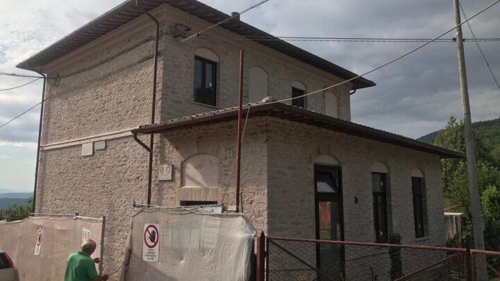 LAVORI NELL’EX SCUOLA DI ARMENZANO  PER OLTRE 500 MILA EURO:  DIVENTERA’ UN OSTELLO  E ANCHE UN CENTRO DI AGGREGAZIONE