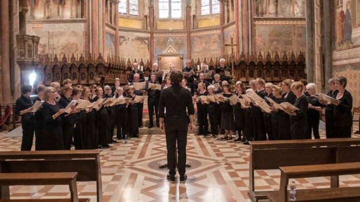 DOMANI SERA PARTE  LA RASSEGNA ASSISI ON LIVE  (ITINERARI D’ESTATE TRA MUSICA, TEATRO, LETTERATURA E ARTE    DALL’8 AGOSTO AL 17 SETTEMBRE)  CON IL CONCERTO ASSISI SUMMER SCHOOL CHOIR  NELLA BASILICA SUPERIORE DI SAN FRANCESCO