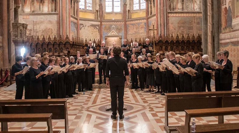 DOMANI SERA PARTE  LA RASSEGNA ASSISI ON LIVE  (ITINERARI D’ESTATE TRA MUSICA, TEATRO, LETTERATURA E ARTE    DALL’8 AGOSTO AL 17 SETTEMBRE)  CON IL CONCERTO ASSISI SUMMER SCHOOL CHOIR  NELLA BASILICA SUPERIORE DI SAN FRANCESCO