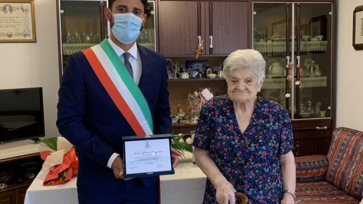 MONTECCHIO, PAESE FESTEGGIA ALTRA CENTENARIA, COMPLEANNO SPECIALE PER PAOLINA BERNARDUCCI, GORI: “PICCOLI BORGHI CONSERVANO QUALITÀ DELLA VITA, SONO SPERANZA PER FUTURO POST COVID”