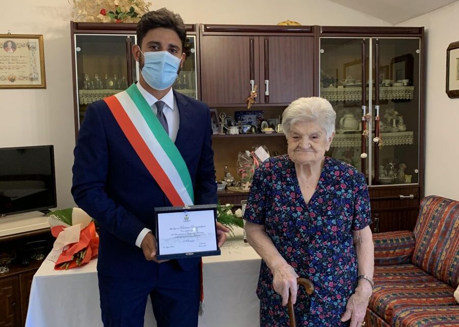 MONTECCHIO, PAESE FESTEGGIA ALTRA CENTENARIA, COMPLEANNO SPECIALE PER PAOLINA BERNARDUCCI, GORI: “PICCOLI BORGHI CONSERVANO QUALITÀ DELLA VITA, SONO SPERANZA PER FUTURO POST COVID”