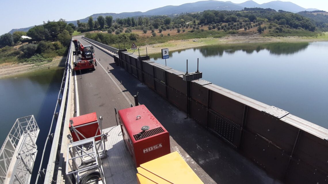 RIAPRE DOMANI IL VIADOTTO SUL LAGO DI CORBARA. MELASECCHE “INTERVENTO POSITIVO E VELOCE DELL’ANAS. RIMANE IL PRESSING PER LA RIAPERTURA AGLI AUTOTRENI”