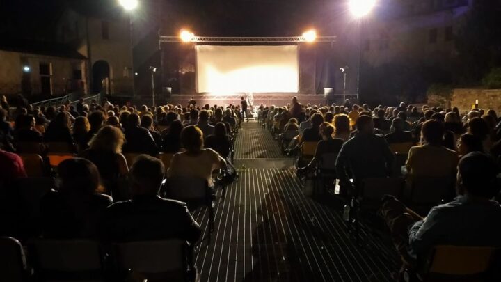 CON LO SPETTACOLO/READING DI LODOVICO “LODO” GUENZI E ALBERTO “BEBO” GUIDETTI, RISPETTIVAMENTE VOCE E BEATMAKER DE LO STATO SOCIALE, TERMINA IL MESE DI CONCERTI  E SPETTACOLI NEL SUGGESTIVO SPAZIO DELL’ANFITEATRO ROMANO DI TERNI