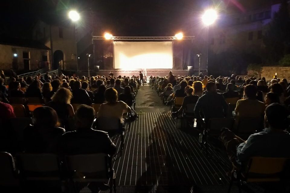 CON LO SPETTACOLO/READING DI LODOVICO “LODO” GUENZI E ALBERTO “BEBO” GUIDETTI, RISPETTIVAMENTE VOCE E BEATMAKER DE LO STATO SOCIALE, TERMINA IL MESE DI CONCERTI  E SPETTACOLI NEL SUGGESTIVO SPAZIO DELL’ANFITEATRO ROMANO DI TERNI