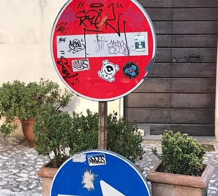 AMELIA, ATTI VANDALICI SU PATRIMONIO PUBBLICO, RESPONSABILI RIPULISCONO, ASSESSORE P. SCORSONI: “SBAGLIARE È POSSIBILE MA BENE RICONOSCERLO E FAR PREVALERE SENSO CIVICO”