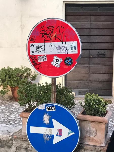AMELIA, ATTI VANDALICI SU PATRIMONIO PUBBLICO, RESPONSABILI RIPULISCONO, ASSESSORE P. SCORSONI: “SBAGLIARE È POSSIBILE MA BENE RICONOSCERLO E FAR PREVALERE SENSO CIVICO”