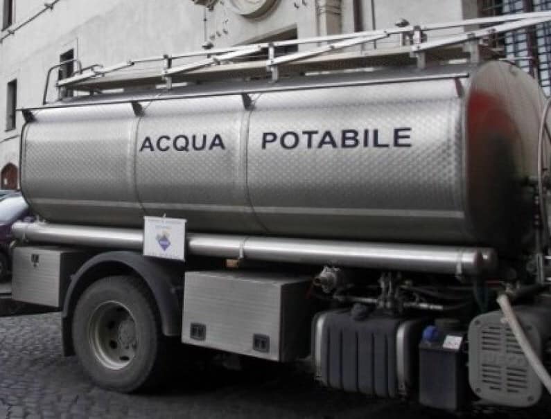 DISTRIBUZIONE IDRICA: IMPIEGO DI DUE AUTOBOTTI NEL CENTRO STORICO, UNA IN PIAZZA FEBEI E UNA IN PIAZZA SAN DOMENICO