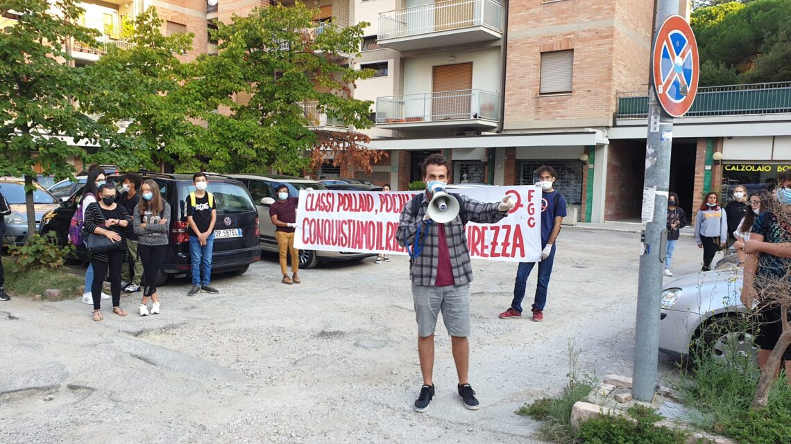 «CLASSI POLLAIO E POCHI DOCENTI, NON ESISTE UN RIENTRO IN SICUREZZA» PROTESTA DEGLI STUDENTI ALLA RIAPERTURA DELLE SCUOLE