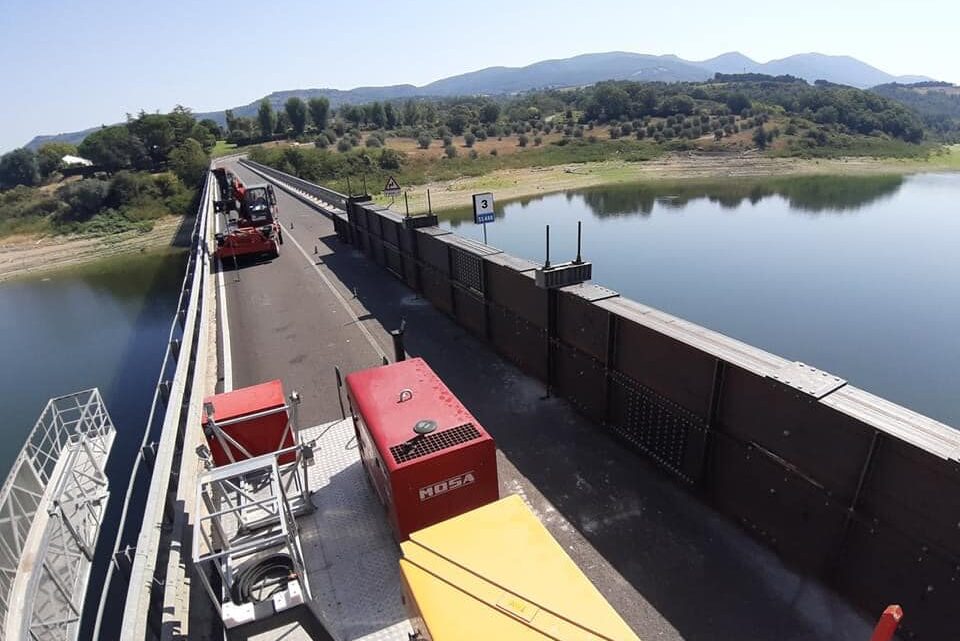 UMBRIA, ANAS: SULLA SS448 “DI BASCHI” PROSEGUONO I LAVORI PER LA RIAPERTURA AI MEZZI PESANTI DEL PONTE SUL LAGO DI CORBARA