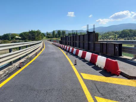 PONTE SUL LAGO DI CORBARA RIAPRE AL TRANSITO DI MEZZI PESANTI, ESCLUSI I TRASPORTI ECCEZIONALI