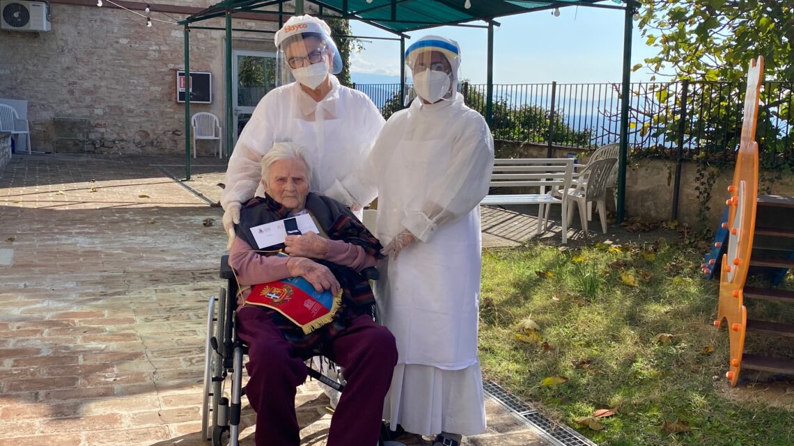 GLI AUGURI DEL SINDACO  ALLA SIGNORA MARIA CIANCALEONI  CHE HA FESTEGGIATO  101 ANNI NELLA CASA DI RIPOSO