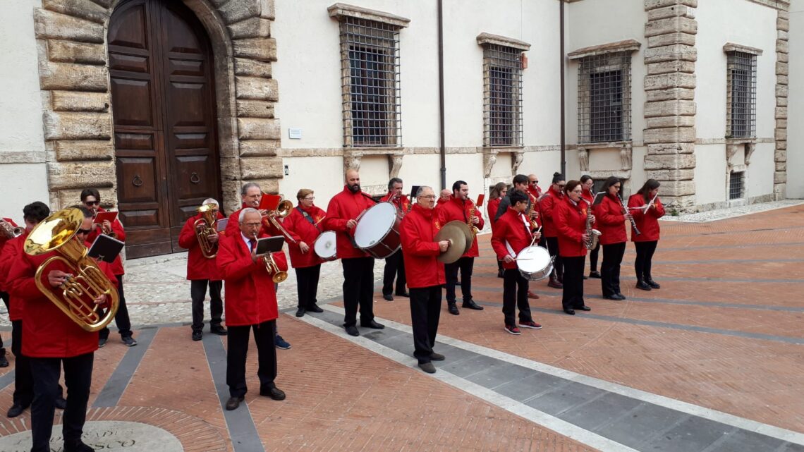DIECI CANDELINE PER LA BANDA DI ACQUASPARTA  “ASPETTIAMO LA FINE DELL’EMERGENZA PER RIPARTIRE CON I CORSI DI MUSICA GRATUITI PER I RAGAZZI”  