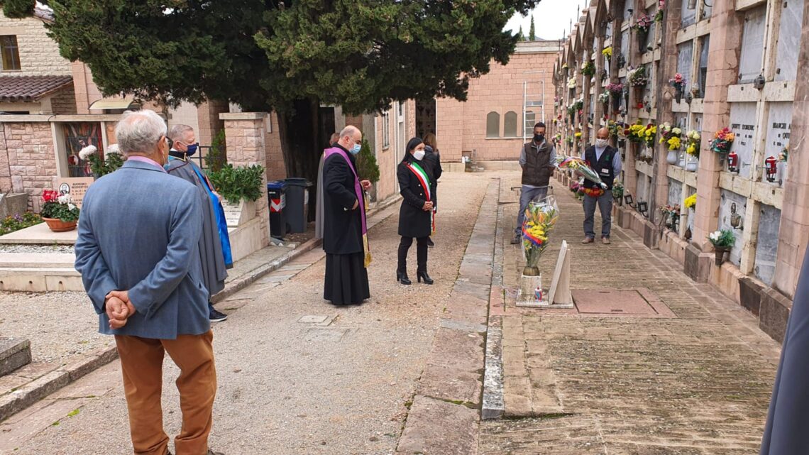 ASSISI RICORDA TUTTI I SUOI DEFUNTI  VISITA DEL SINDACO PROIETTI AL CIMITERO MONUMENTALE  “ONORARE I NOSTRI CARI E’ UN GESTO D’AMORE E DI CIVILTA’”