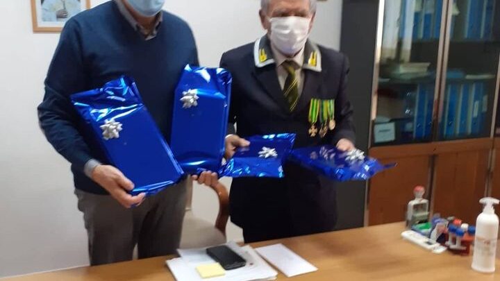 EMERGENZA COVID E SOLIDARIETÀ   LE FIAMME GIALLE DONANO QUATTRO TABLET PER LA DIDATTICA A DISTANZA