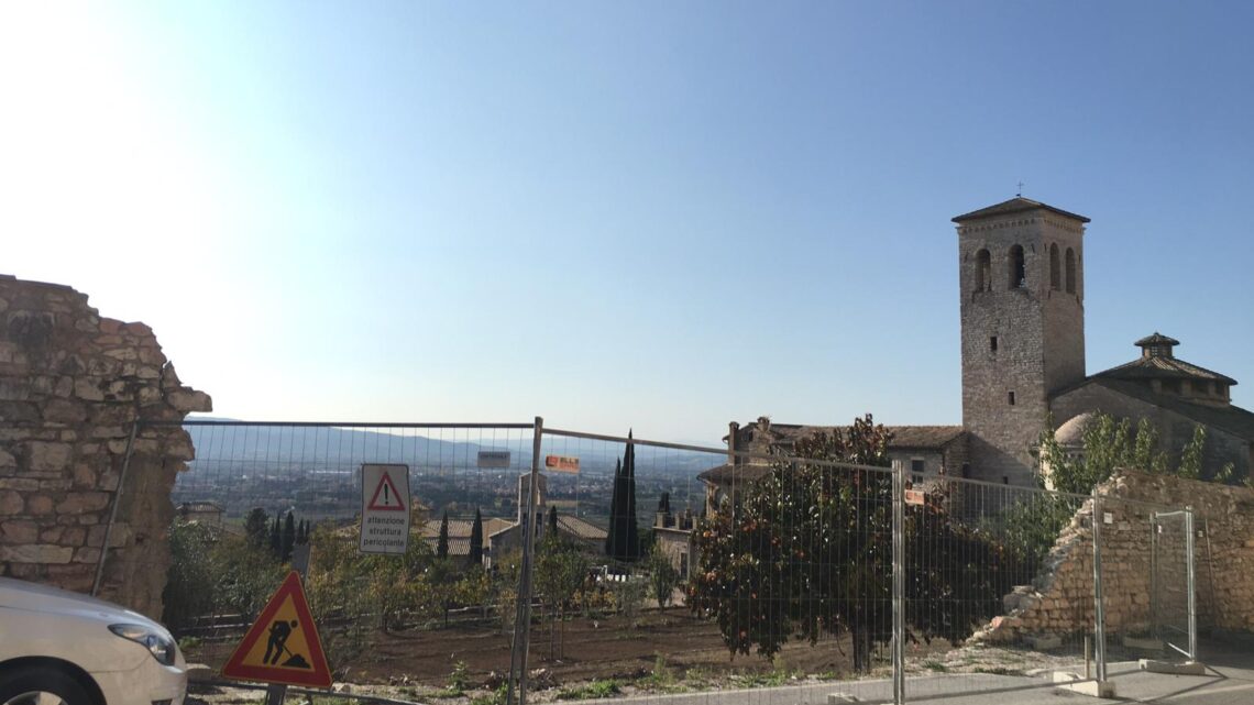 LAVORI ALL’ABBAZIA DI SAN PIETRO  PER IL RIPRISTINO DEL MURO DI CINTA