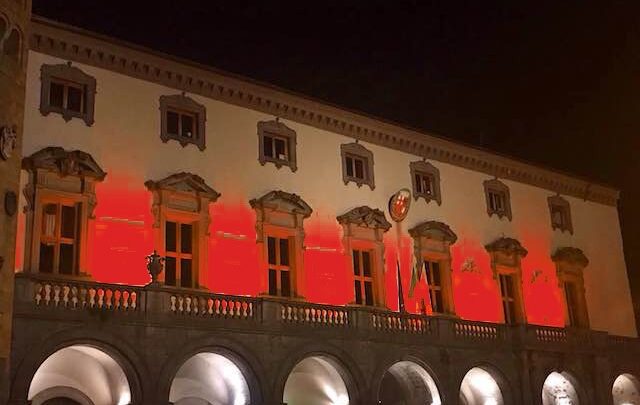25 NOVEMBRE “GIORNATA INTERNAZIONALE PER L’ELIMINAZIONE DELLA VIOLENZA CONTRO LE DONNE”. FACCIATA DEL PALAZZO COMUNALE SI ILLUMINA DI ROSSO