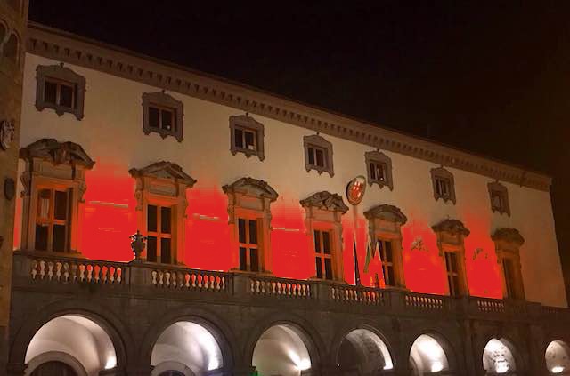 25 NOVEMBRE “GIORNATA INTERNAZIONALE PER L’ELIMINAZIONE DELLA VIOLENZA CONTRO LE DONNE”. FACCIATA DEL PALAZZO COMUNALE SI ILLUMINA DI ROSSO