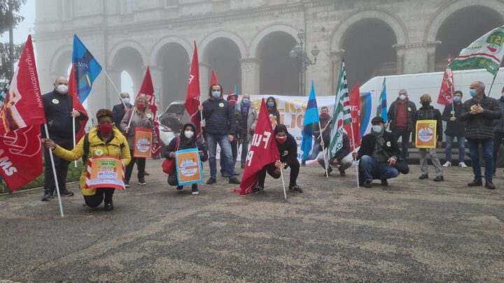 CGIL, CISL E UIL IN PIAZZA A PERUGIA E TERNI PER GLI “ESSENZIALI” 