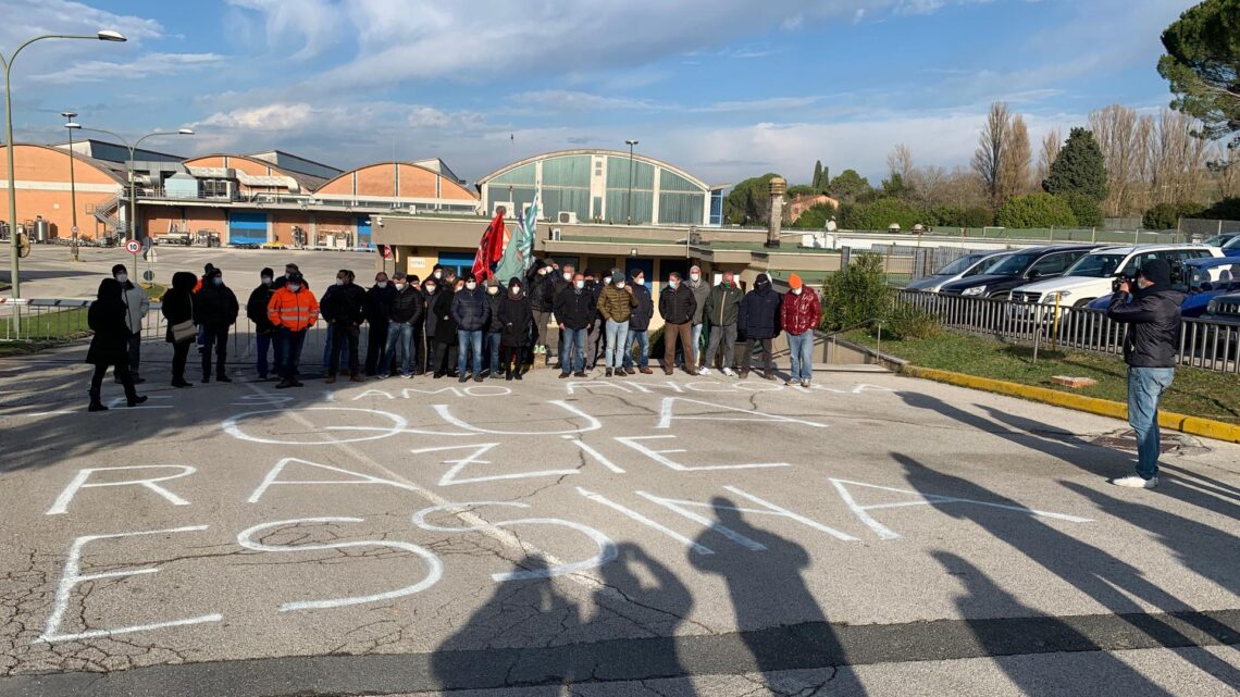 LAVORATORI SANGEMINI AI CANCELLI DELLA TREOFAN: BOTTIGLIE DI SOLIDARIETÀ