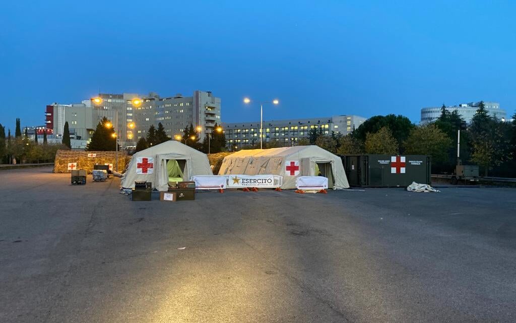 EMERGENZA COVID-19; NELL’OSPEDALE DA CAMPO ALLESTITO DALL’ESERCITO ACCANTO AL SANTA MARIA DELLA MISERICORDIA, A PERUGIA, I PRIMI PAZIENTI POTRANNO ESSERE TRASFERITI GIÀ DA DOMANI