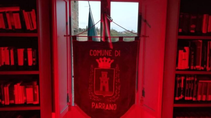 PARRANO, VIOLENZA CONTRO LE DONNE: GONFALONE E CONSIGLIO COMUNALE ILLUMINATI DI ROSSO