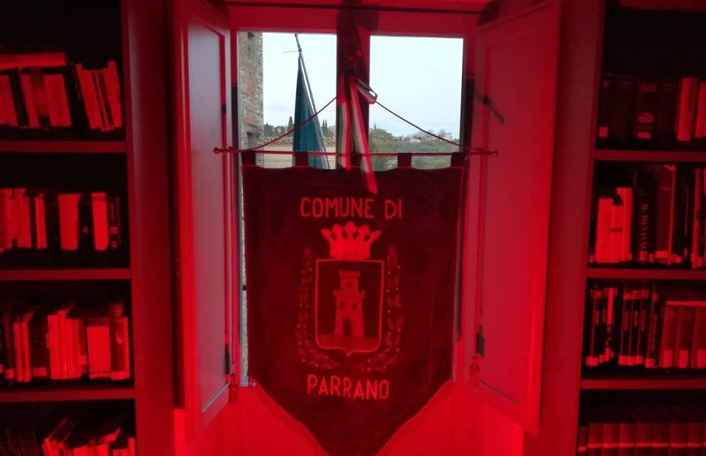 PARRANO, VIOLENZA CONTRO LE DONNE: GONFALONE E CONSIGLIO COMUNALE ILLUMINATI DI ROSSO