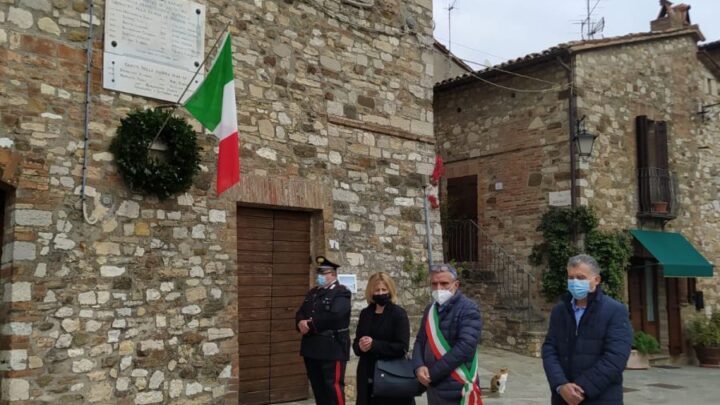 SAN VENANZO, GIORNATA DELLA MEMORIA, STUDENTI LEGGONO BRANI, MARINELLI: “LOTTA SENZA QUARTIERE CONTRO RAZZISMO”