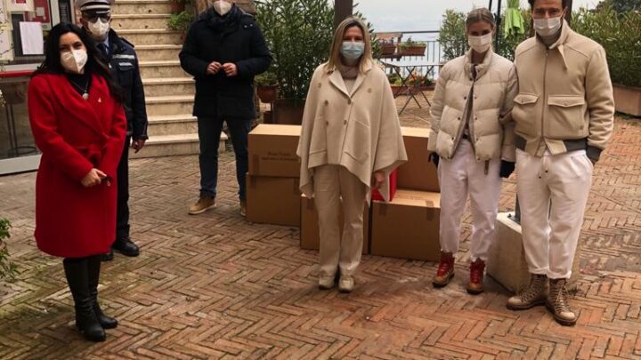 CAROLINA CUCINELLI   CONSEGNA CAPI DI ABBIGLIAMENTO E PACCHI ALIMENTARI  AGLI OSPITI DELLA CASA DI RIPOSO “ANDREA ROSSI”  PRIMA LA VISITA AL SINDACO STEFANIA PROIETTI NELLA SEDE COMUNALE