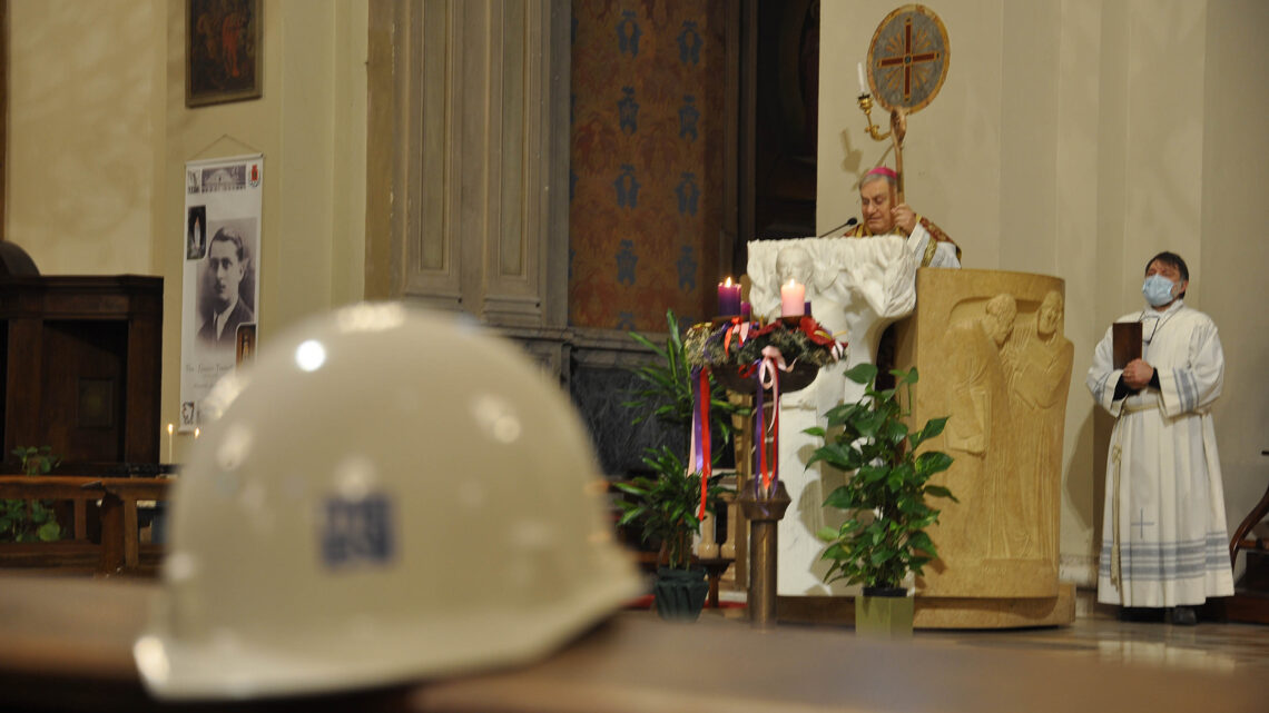 CELEBRAZIONE PRENATALIZIA DELL’ACCIAI SPECIALI TERNI  MONS. PIEMONTESE: “MENTRE IL MONDO INTERO E ANCHE NOI TRASCORRIAMO I GIORNI E LE FESTE DI NATALE NEL PIENO DEI GUASTI UMANI E MORALI, PROVOCATI DALLA PANDEMIA DEL CORONAVIRUS, LA SCIENZA E LA POLITICA HANNO PROMESSO UN MESSIA, CHE DOVREBBE SALVARE L’UMANITÀ: IL VACCINO ANTICOVID-19…SE NON CAMBIANO GLI STILI DI VITA, LE ABITUDINI E L’ORGOGLIOSA CONVINZIONE DI UN PROGRESSO ALL’INFINITO, DI UNA LIBERTÀ SENZA LIMITI, DI EGOISMI TEMERARI, L’UMANITÀ RESTERÀ SEMPRE A RISCHIO PANDEMIA E IN BALIA DI TRASFORMAZIONI CATASTROFICHE”