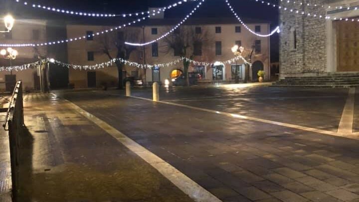 GUARDEA, LUMINARIE ACCESE, PRESEPI E BABBO NATALE PER BAMBINI CONFERMATI MA CON NORME ANTI COVID