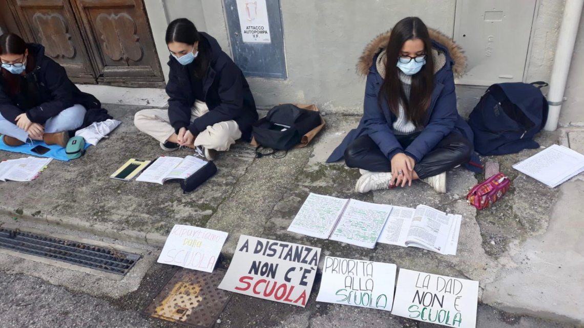 L’IRRINUNCIABILITÀ DELLA DIDATTICA IN PRESENZA.  LA LEZIONE ALL’APERTO DI UN GRUPPO DI STUDENTI PERUGINI DI QUINTA SUPERIORE CON LA LORO INSEGNANTE. 
