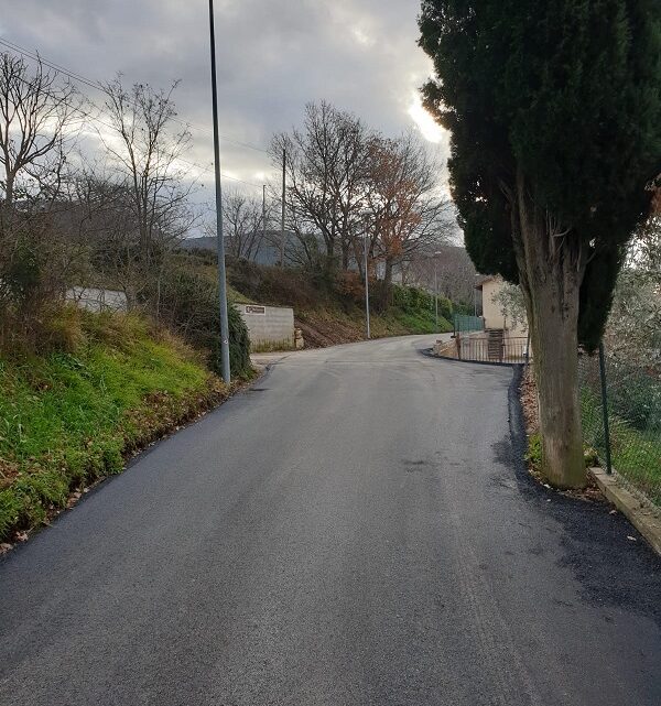  PROSEGUE IL PIANO STRADE 3 UN INVESTIMENTO DI UN MILIONE E MEZZO LAVORI EFFETTUATI A CAPODACQUA, OGGI INIZIANO A SAN VITALE IN TRE ANNI STANZIATI BEN 3 MILIONI