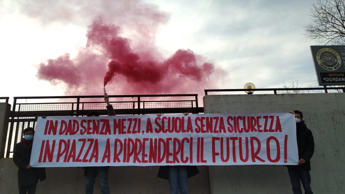 PROTESTE DAVANTI ALLE SCUOLE IN TUTTA ITALIA.  STUDENTI IN PIAZZA A FINE GENNAIO AL FIANCO DEI LAVORATORI 