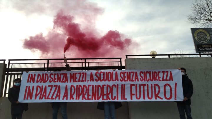 PROTESTE DAVANTI ALLE SCUOLE IN TUTTA ITALIA.  STUDENTI IN PIAZZA A FINE GENNAIO AL FIANCO DEI LAVORATORI 