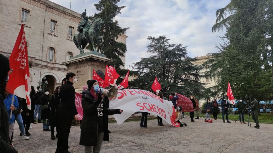 PROVINCIA DI PERUGIA RECORD GIORNI IN DAD, GLI STUDENTI PRETENDONO INVESTIMENTI PER RIAPERTURA
