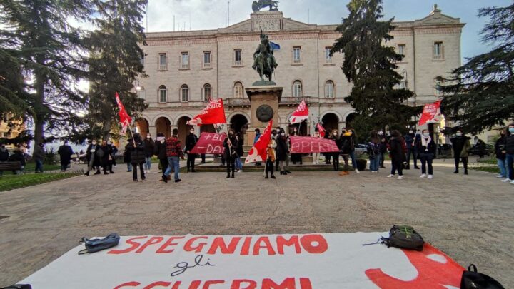 SPEGNIAMO GLI SCHERMI – PROTESTA DI ALTRASCUOLA IN PIAZZA ITALIA PER IL RIENTRO IN SICUREZZA
