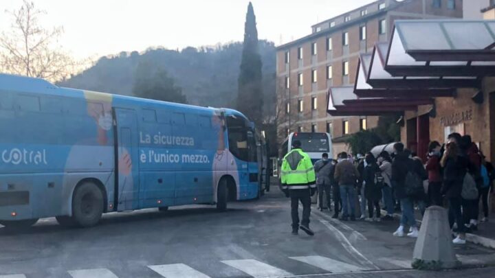 LUNEDÌ 25 GENNAIO RIAPERTURA IN SICUREZZA DELLE SCUOLE SUPERIORI: INTENSIFICATI I CONTROLLI ANTI ASSEMBRAMENTO