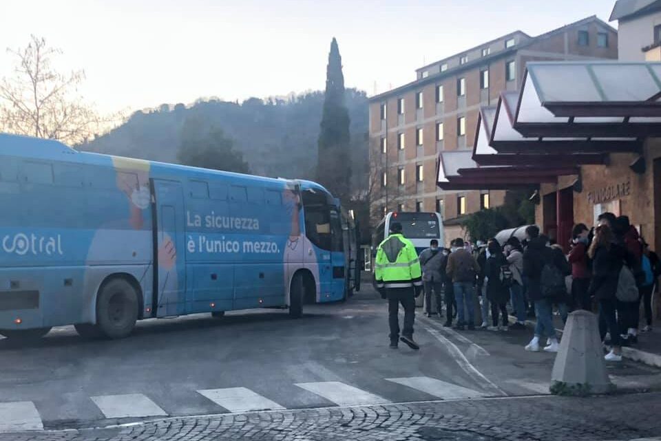 LUNEDÌ 25 GENNAIO RIAPERTURA IN SICUREZZA DELLE SCUOLE SUPERIORI: INTENSIFICATI I CONTROLLI ANTI ASSEMBRAMENTO