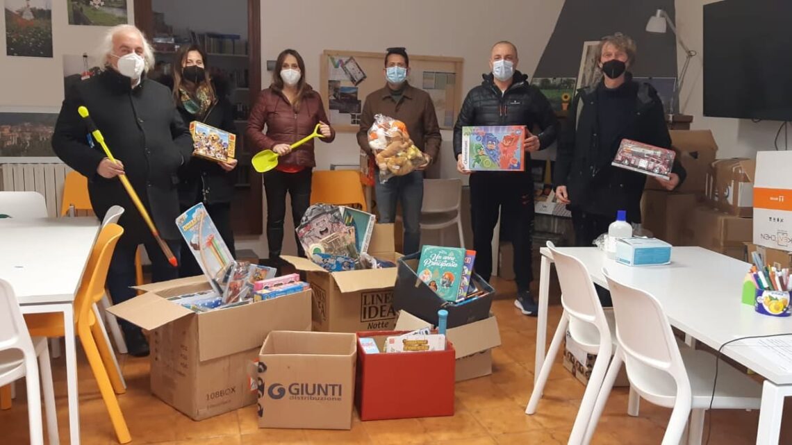 GIOCHI, LIBRI E MASCHERINE PER I BIMBI DELLA VALNERINA  LA DONAZIONE DE I PAGLIACCI 