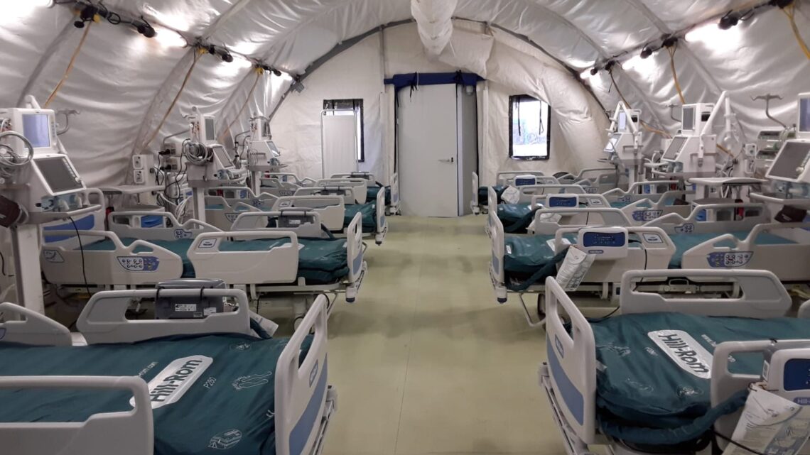 OSPEDALE DA CAMPO COLLAUDATO E CONSEGNATO ALLA GESTIONE DELL’AZIENDA OSPEDALIERA DI PERUGIA. OSPITA 10 POSTI DI TERAPIA A BASSA INTENSITÀ, 16 DI TERAPIA SUBINTENSIVA E 12 DI TERAPIA INTENSIVA, CON MACCHINARI DI ULTIMA GENERAZIONE