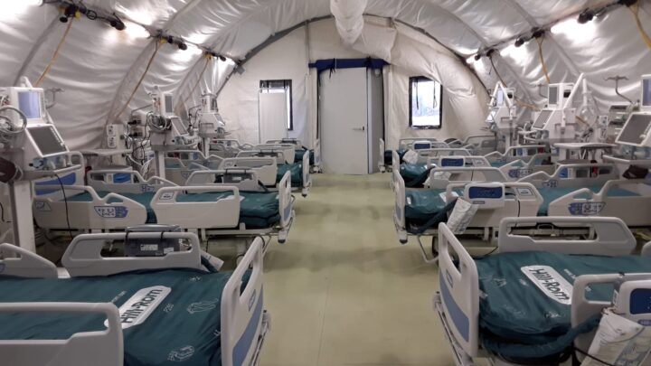 OSPEDALE DA CAMPO COLLAUDATO E CONSEGNATO ALLA GESTIONE DELL’AZIENDA OSPEDALIERA DI PERUGIA. OSPITA 10 POSTI DI TERAPIA A BASSA INTENSITÀ, 16 DI TERAPIA SUBINTENSIVA E 12 DI TERAPIA INTENSIVA, CON MACCHINARI DI ULTIMA GENERAZIONE