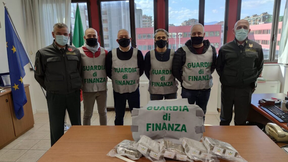 GUARDIA DI FINANZA: SEQUESTRATI OLTRE 5 KG DI HASHISH. ARRESTATO CORRIERE DELLA DROGA ALBANESE.