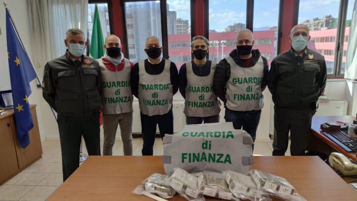 GUARDIA DI FINANZA: SEQUESTRATI OLTRE 5 KG DI HASHISH. ARRESTATO CORRIERE DELLA DROGA ALBANESE.