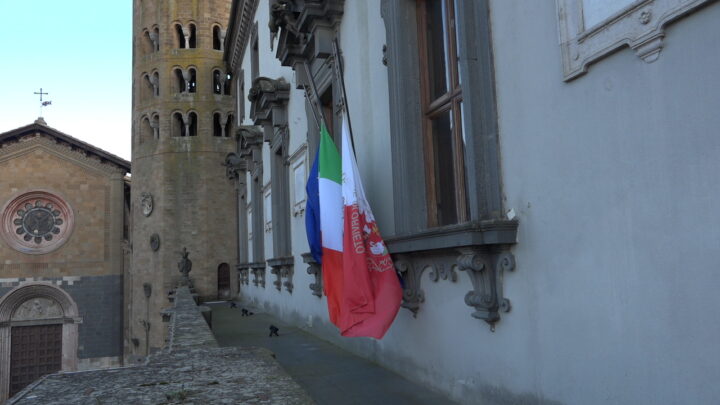 PRIMA GIORNATA NAZIONALE IN MEMORIA DELLE VITTIME DEL COVID-19: OGGI 18 MARZO BANDIERE A MEZZ’ASTA AL COMUNE DI ORVIETO