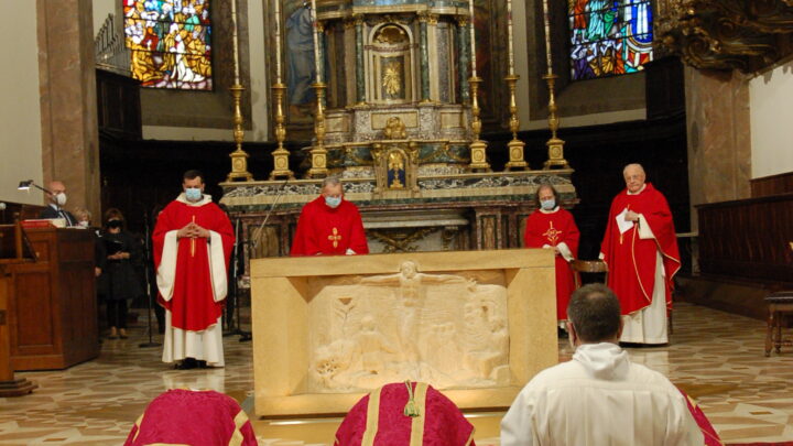 CATTEDRALE DI TERNI – LITURGIA DELLA PASSIONE DEL VENERDÌ SANTO. MONS. PIEMONTESE: “DALL’ESPERIENZA DELLA PANDEMIA E NEL CONFRONTO CON CRISTO SOFFERENTE E CROCIFISSO POSSIAMO COGLIERE L’OCCASIONE PER CRESCERE NELL’AMORE”.