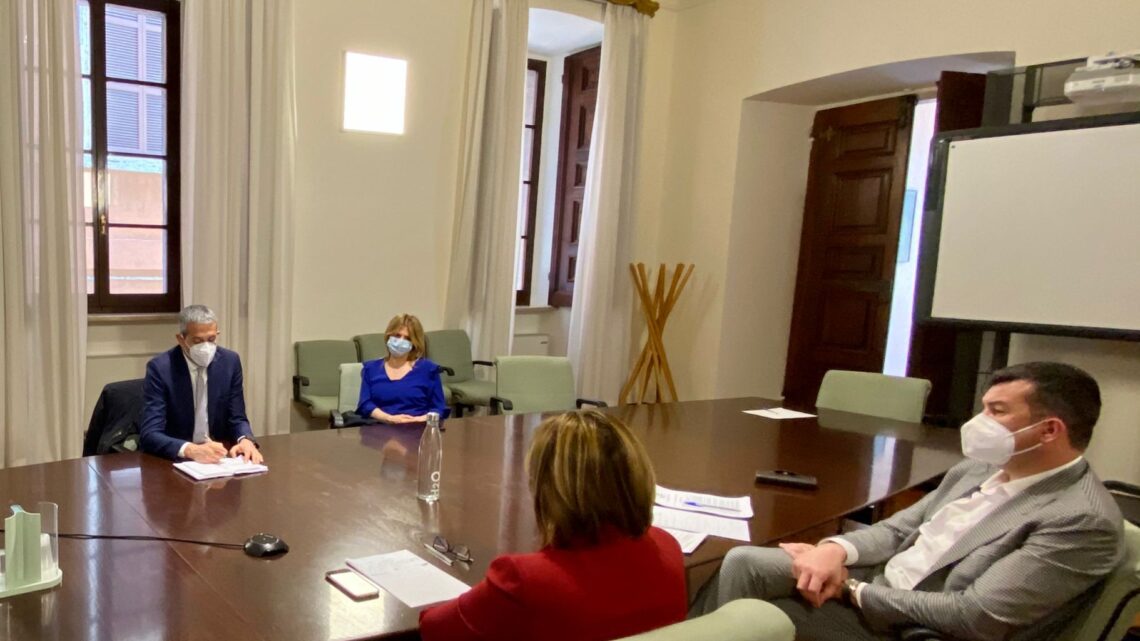 CARIORVIETO, PRESIDENTE REGIONE TESEI INCONTRA INSIEME A SINDACO ORVIETO TARDANI IL NUOVO DIRETTORE GENERALE E IL PRESIDENTE DELL’ISTITUTO DI CREDITO