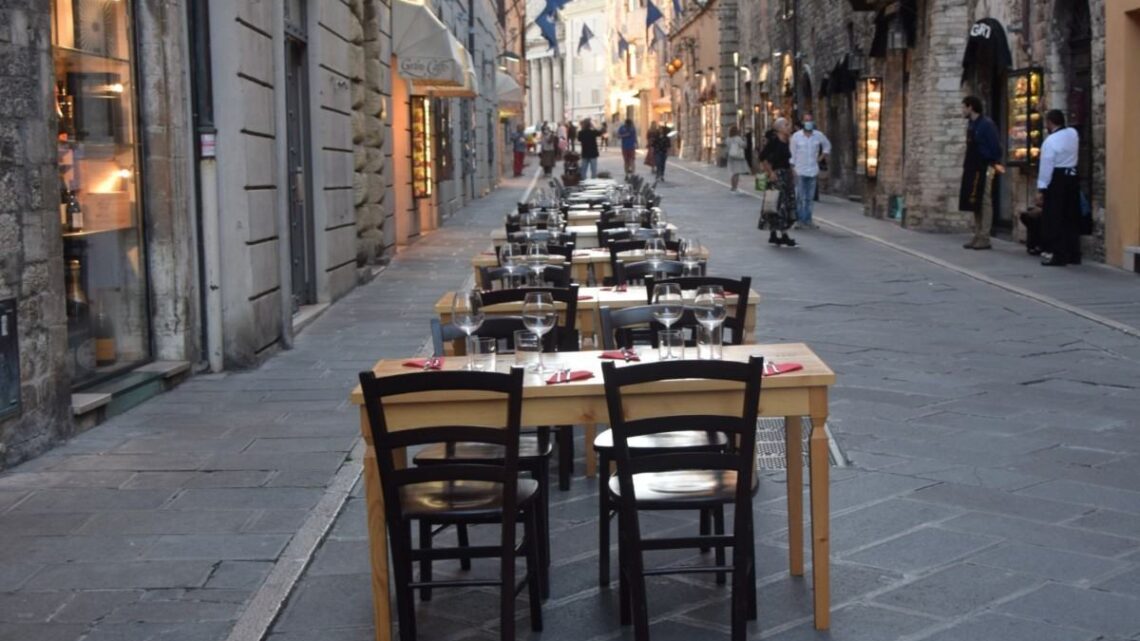 TAVOLI ALL’APERTO IN CENTRO:  CHIUSA LA ZTL NEI FESTIVI E PREFESTIVI  IN CORSO MAZZINI E PIAZZA DEL COMUNE