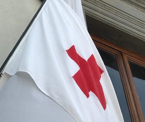 “GIORNATA MONDIALE DELLA CROCE ROSSA” 2021: BANDIERA CRI ESPOSTA SULLA FACCIATA DEL PALAZZO COMUNALE